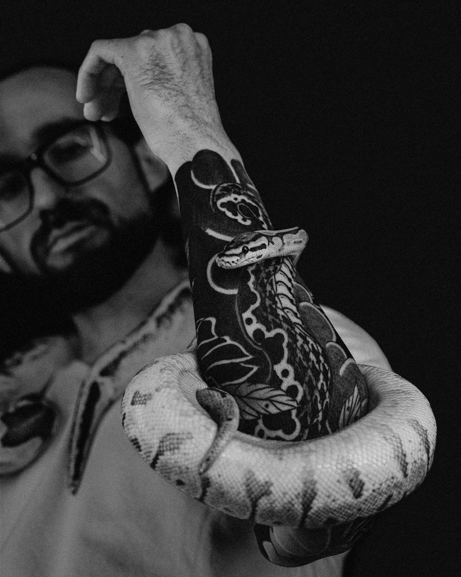 Sleeve lengan bawah: ular dan bunga, dengan ular piton asli melingkar di lengan